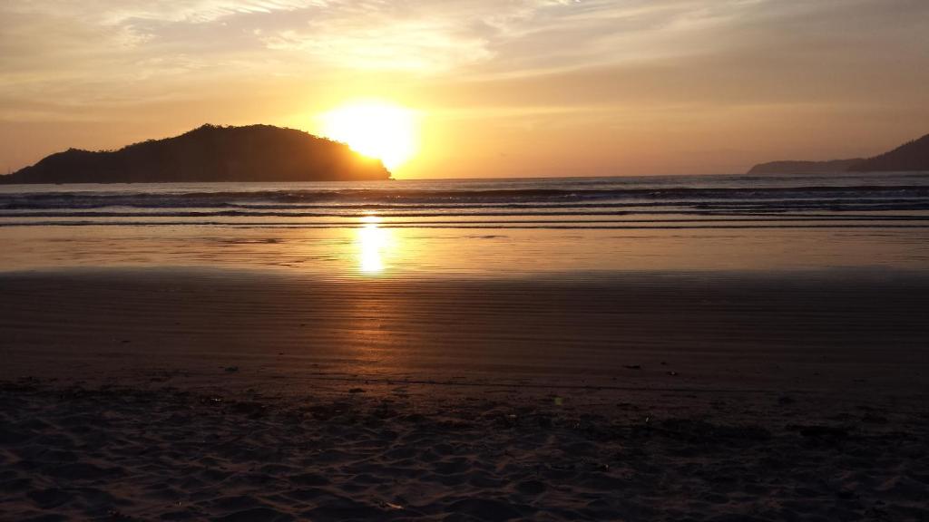  MANSÃO FRENTE A PRAIA - Locação de suítes com área de lazer compartilhada