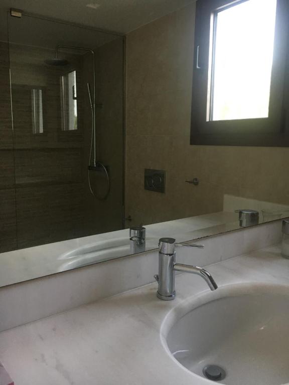 Koupelna v ubytování Villa Christina with private pool in Saronida, near stunning beaches, Athens airport & Sounio