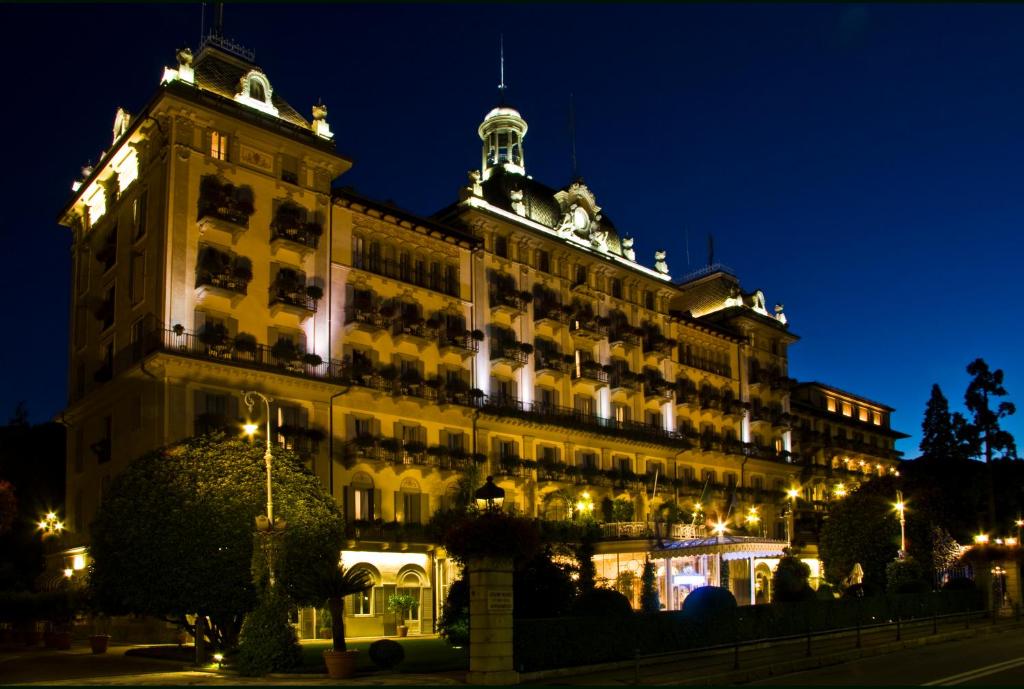 ein großes Gebäude in der Nacht mit Lichtern in der Unterkunft Grand Hotel des Iles Borromées & SPA in Stresa