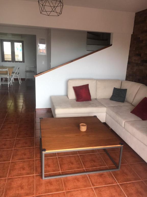 Posezení v ubytování Villa Christina with private pool in Saronida, near stunning beaches, Athens airport & Sounio