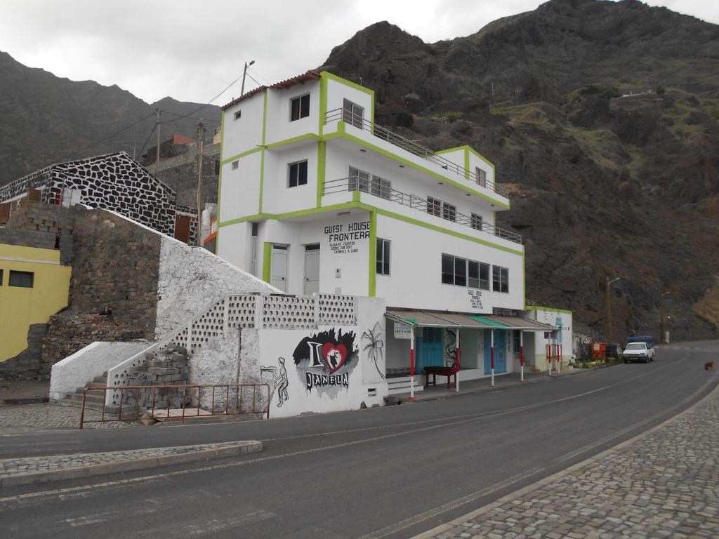 um edifício branco ao lado de uma rua em Guest House Frontera em Pinto