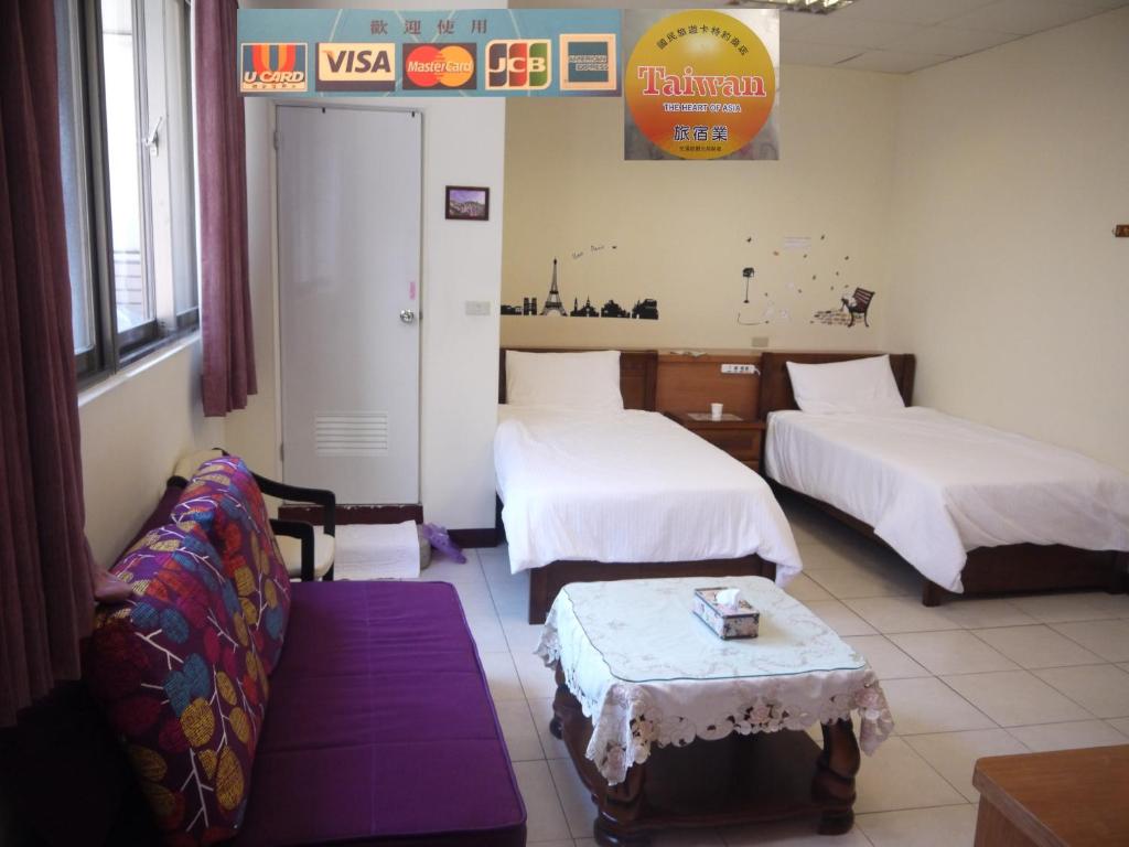 ein Hotelzimmer mit 2 Betten und einem Sofa in der Unterkunft 安錤的家Angel's home in Insel Nangan