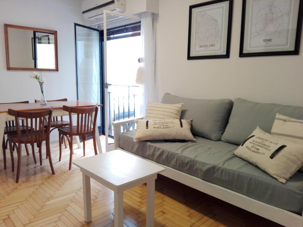 een woonkamer met een bank en een tafel bij Retiro Lovely and Modern Apartment in Buenos Aires