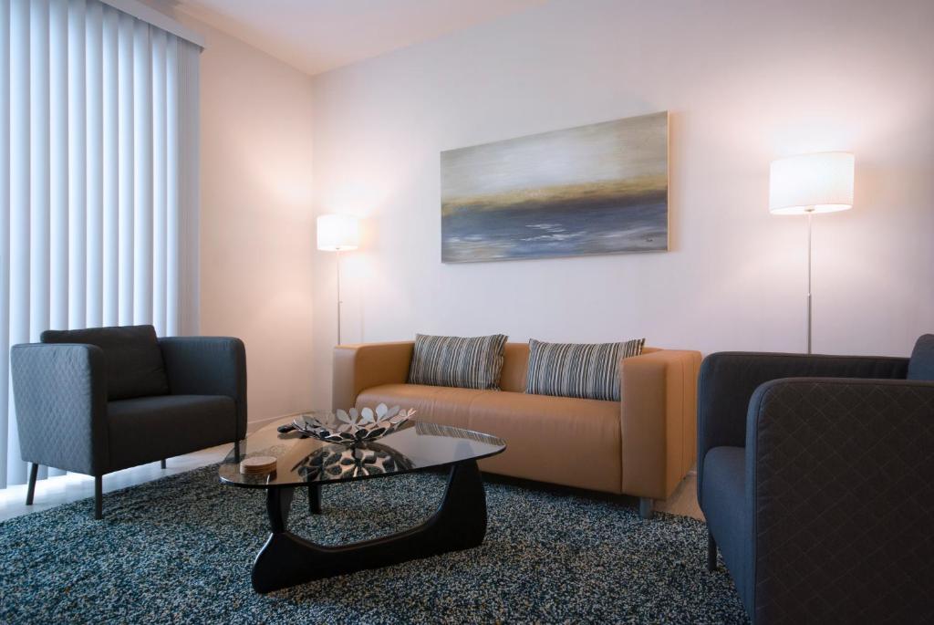 sala de estar con sofá y mesa en BCA Furnished Apartments, en Atlanta
