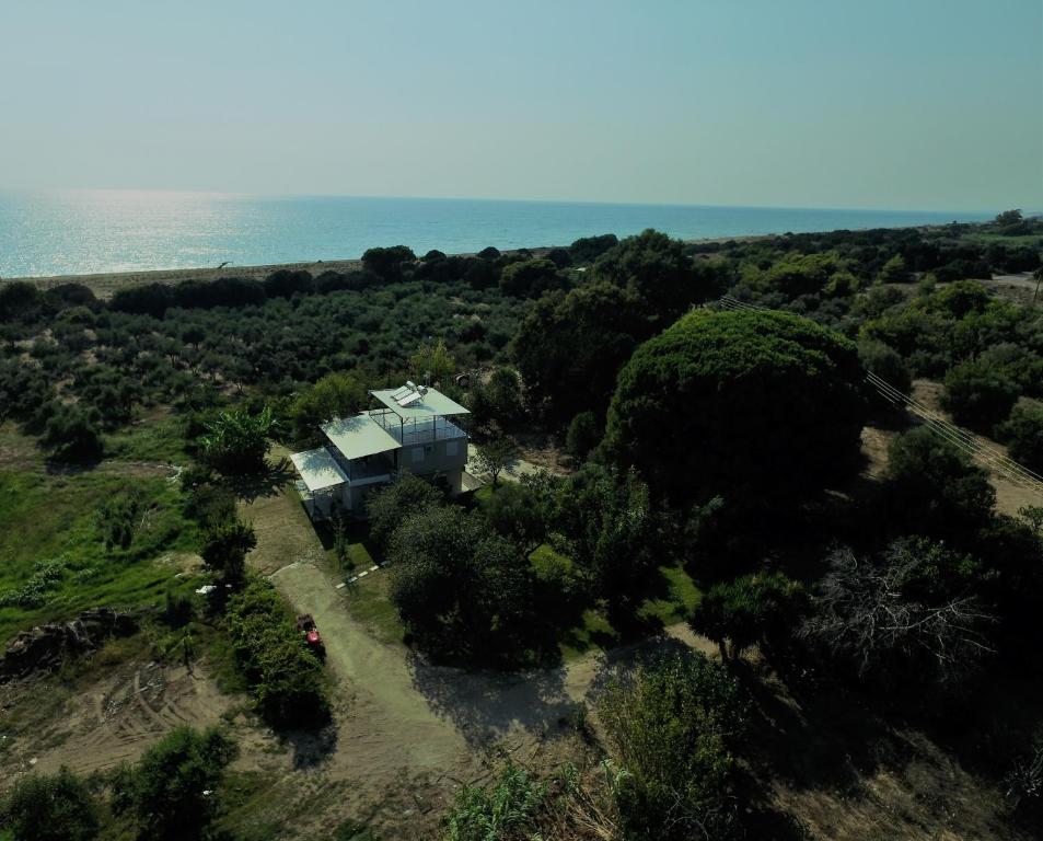 una vista aerea di una casa su una collina vicino all'oceano di Ktima Βilioni a Zacharo