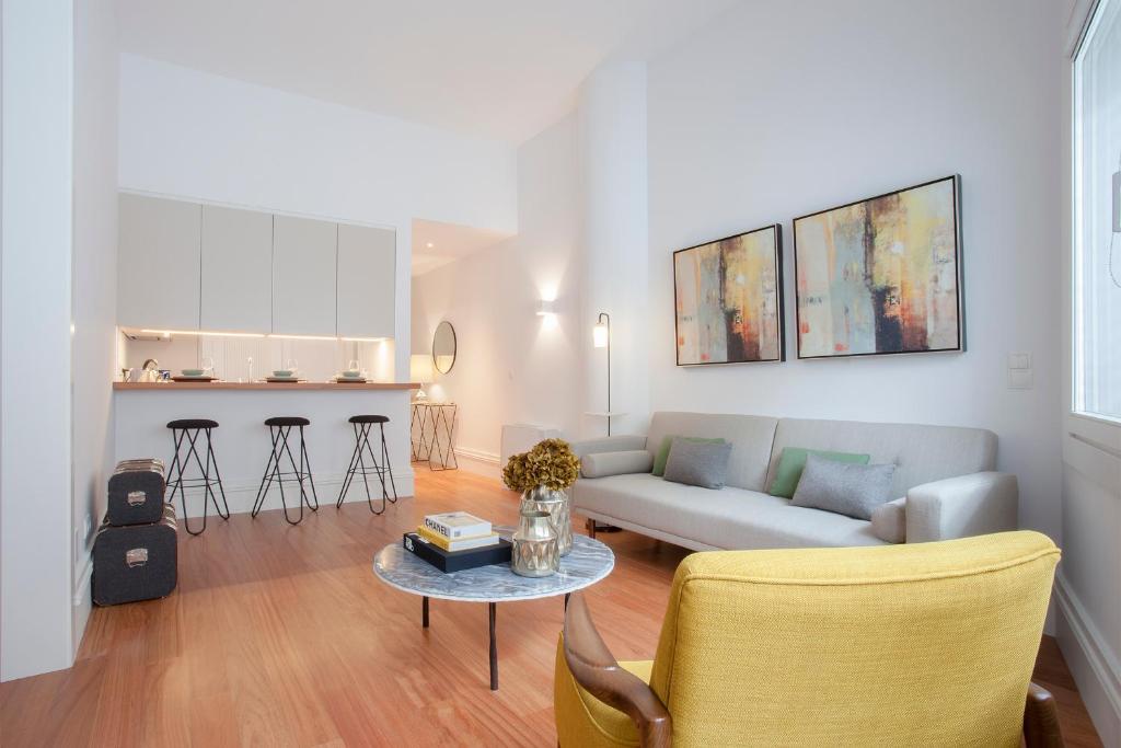 sala de estar con sofá y mesa en Liiiving in Porto | Aliados Luxury Apartments, en Oporto