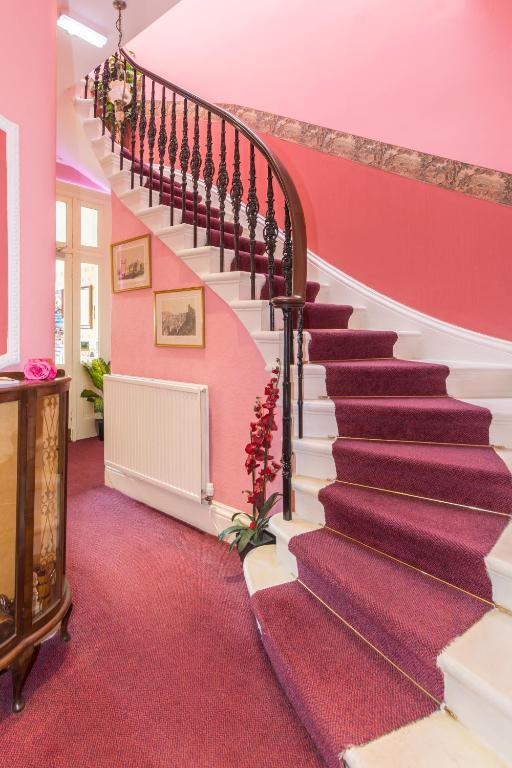 Menzies Guest House - Basic Double Room With Shared Bathroom