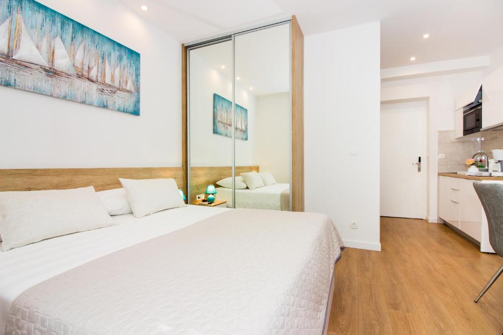Posteľ alebo postele v izbe v ubytovaní Lugo Apartments
