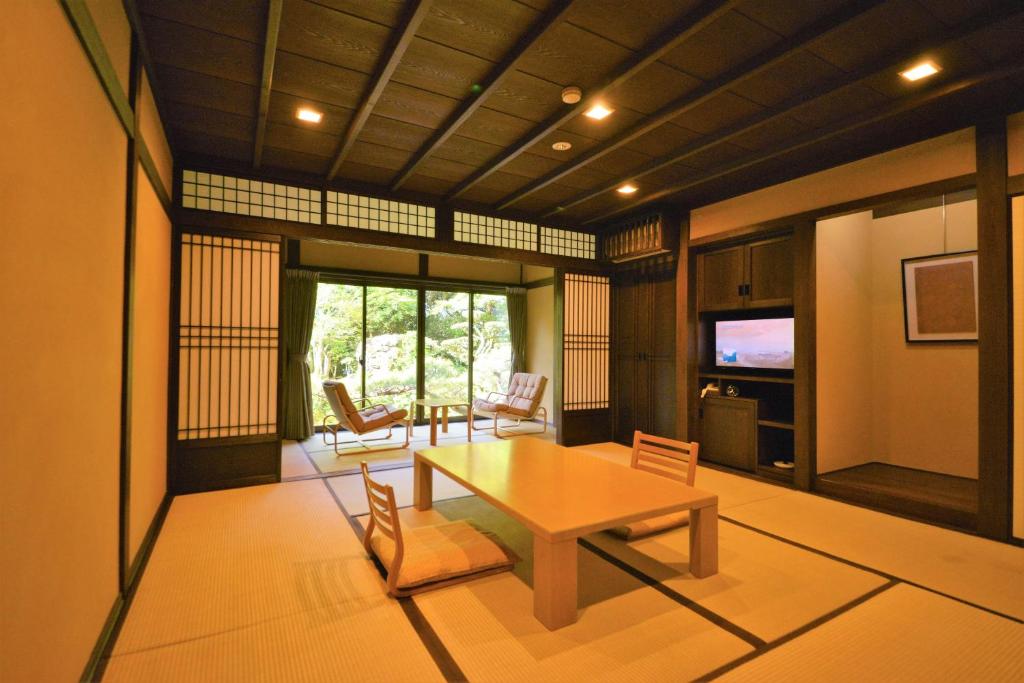 TV a/nebo společenská místnost v ubytování Japanese Ryokan Seryo