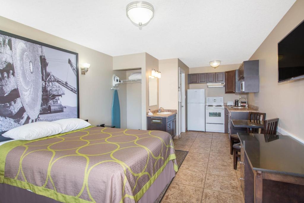 Kuchyň nebo kuchyňský kout v ubytování Super 8 by Wyndham Fort McMurray