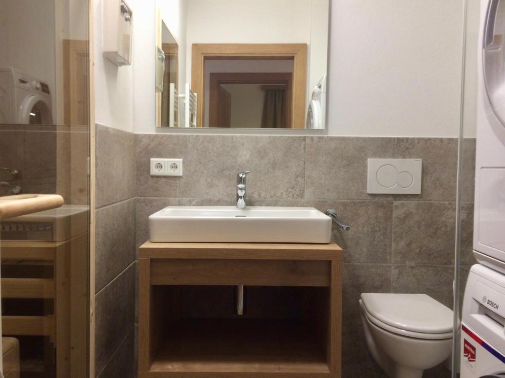 A bathroom at Kitzbuheler Alpen Residenz Top2 Hollersbach