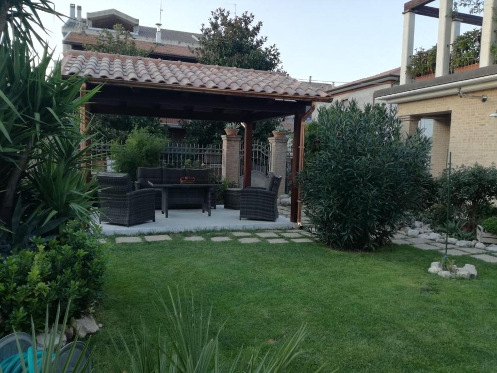 a pergola in the backyard of a house at La casa di Primo in Montecosaro