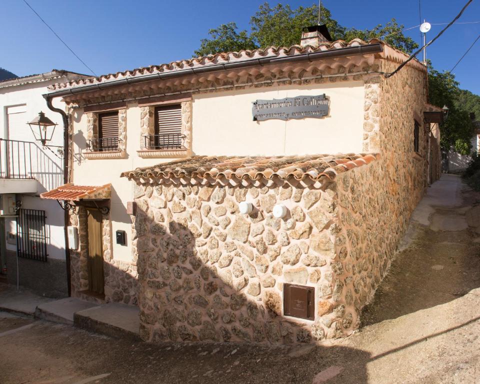 ein Steingebäude mit einer Steinmauer in der Unterkunft Apartamentos El Callejón in Riópar