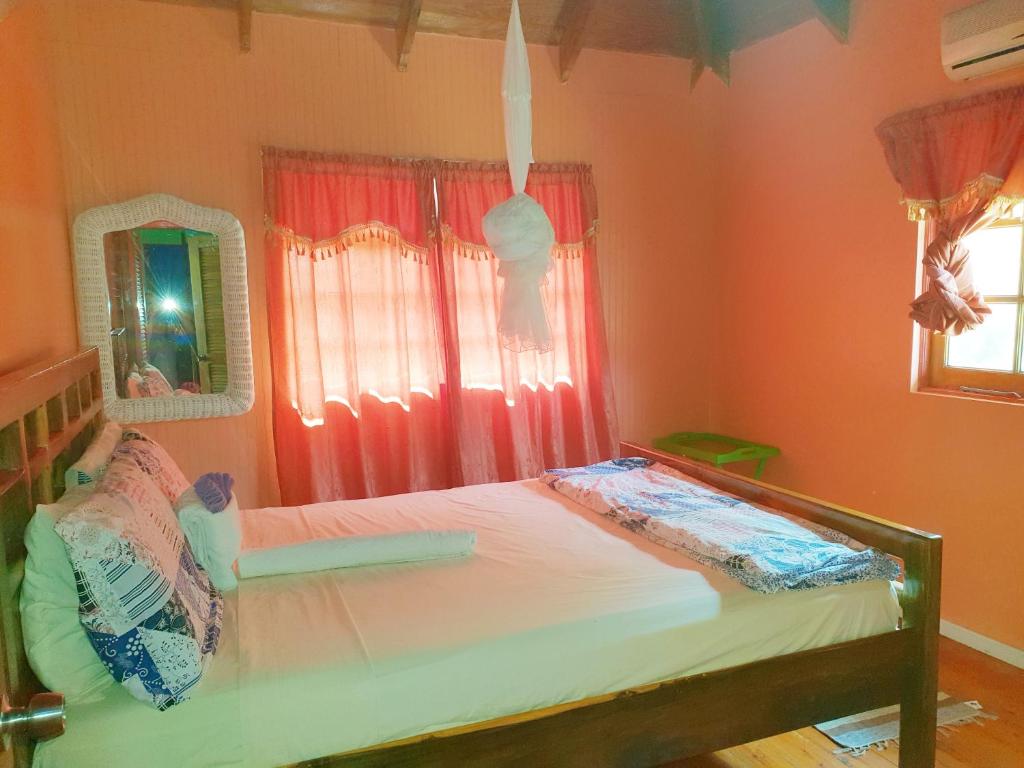 Postel nebo postele na pokoji v ubytování Seawind Cottage Authentic St.Lucian Accommodation near Plantation Beach