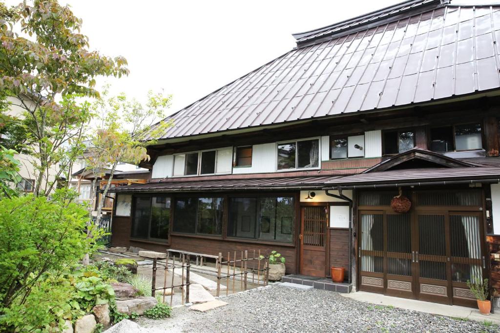 una casa giapponese con di Hakuba Youluri a Hakuba