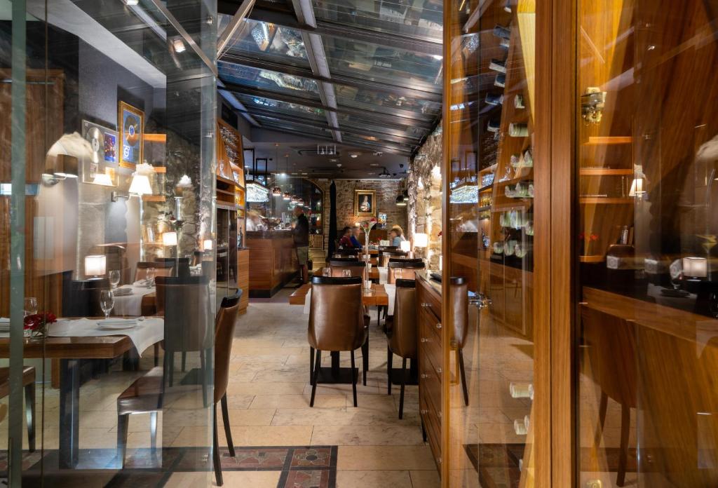 Reštaurácia alebo iné gastronomické zariadenie v ubytovaní Hotel Rubinstein