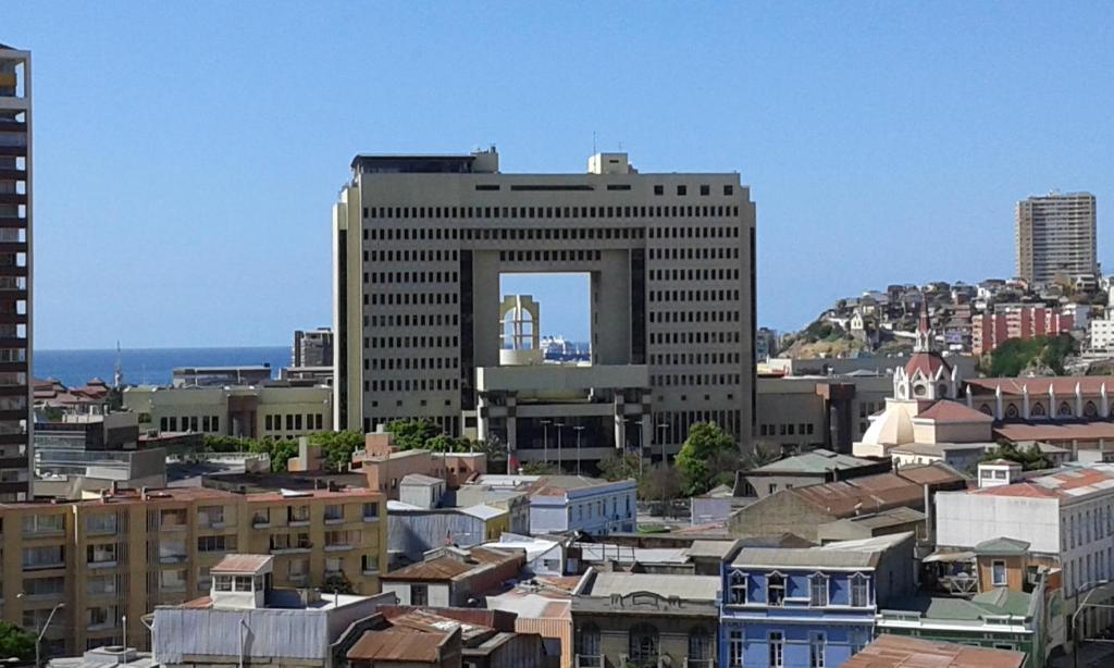Nespecifikovaný výhled na destinaci Valparaíso nebo výhled na město při pohledu z penzionu