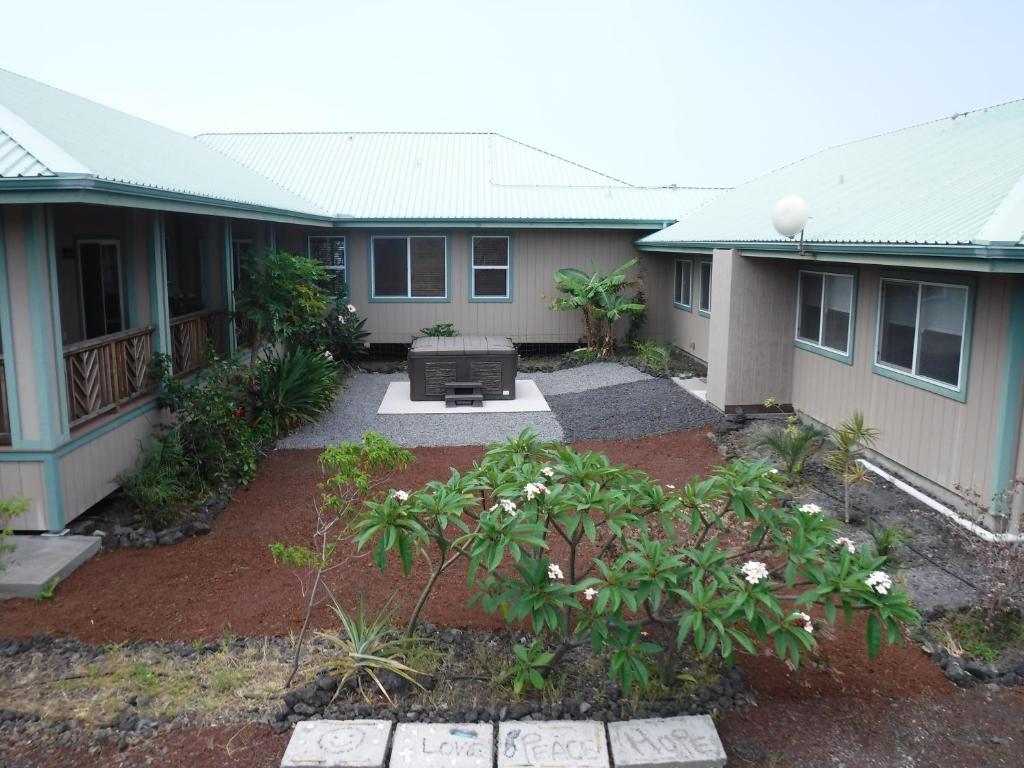 ハワイアン・オーシャン・ビューにあるOcean View Paradise!の中庭にソファ付きのパティオがある家