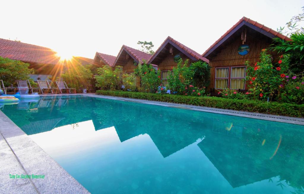 une piscine devant une maison dans l'établissement Tam Coc Garden Homestay, à Ninh Binh
