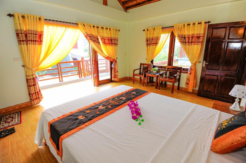 ein Schlafzimmer mit einem großen Bett mit Blumen darauf in der Unterkunft Tam Coc Cosiana Hotel in Ninh Bình