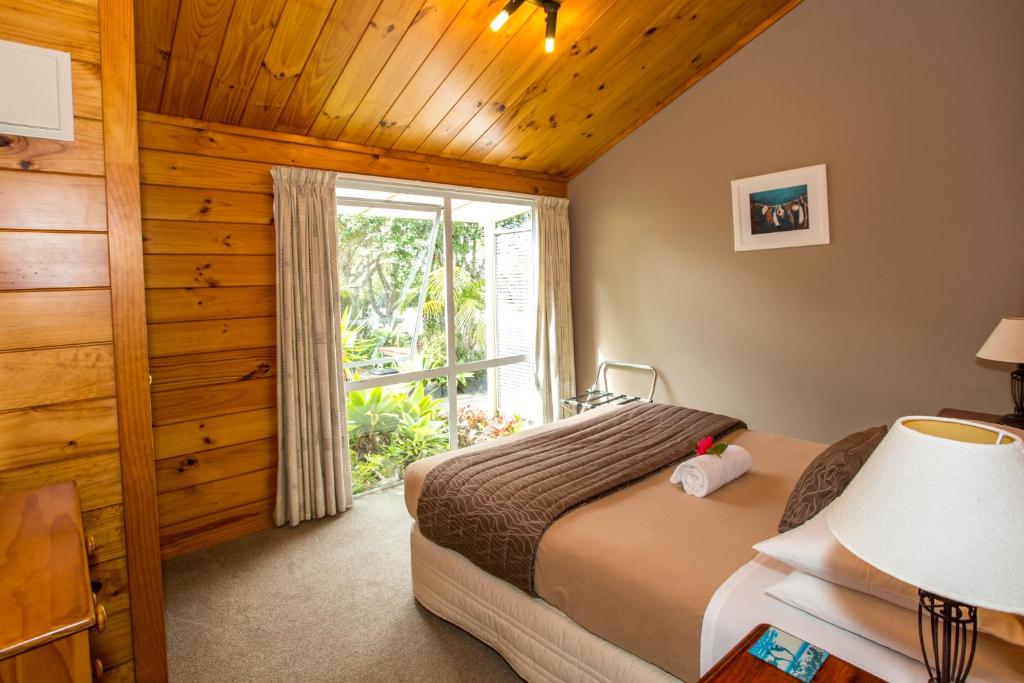Postel nebo postele na pokoji v ubytování Tatahi Lodge Beach Resort