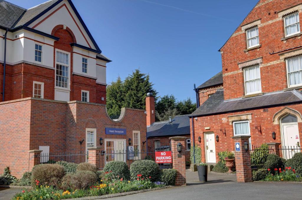 un grupo de edificios de ladrillo uno al lado del otro en Best Western Deincourt Hotel, en Newark-on-Trent