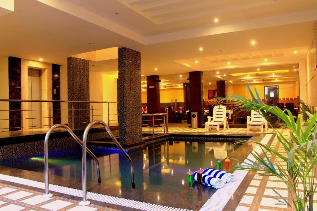 una piscina en medio de un edificio en Hotel Taj Villa- Agra en Agra