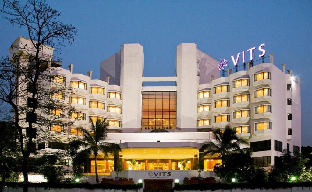un edificio de hotel con un cartel en él por la noche en VITS Aurangabad, en Aurangabad