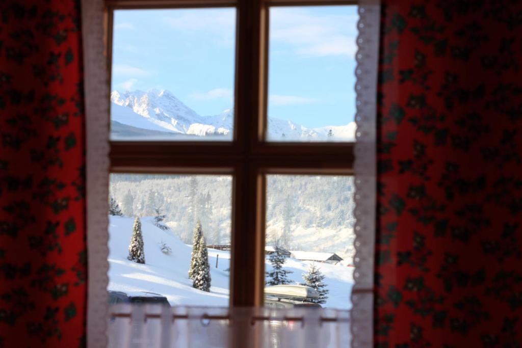 マウェ・チヘにあるDomek Góralski Na Pastwiskuの窓越しに雪山の景色
