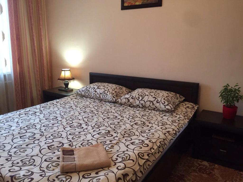 リヴィウにあるApartment Savkasのベッドルーム1室(財布付きのベッド1台付)