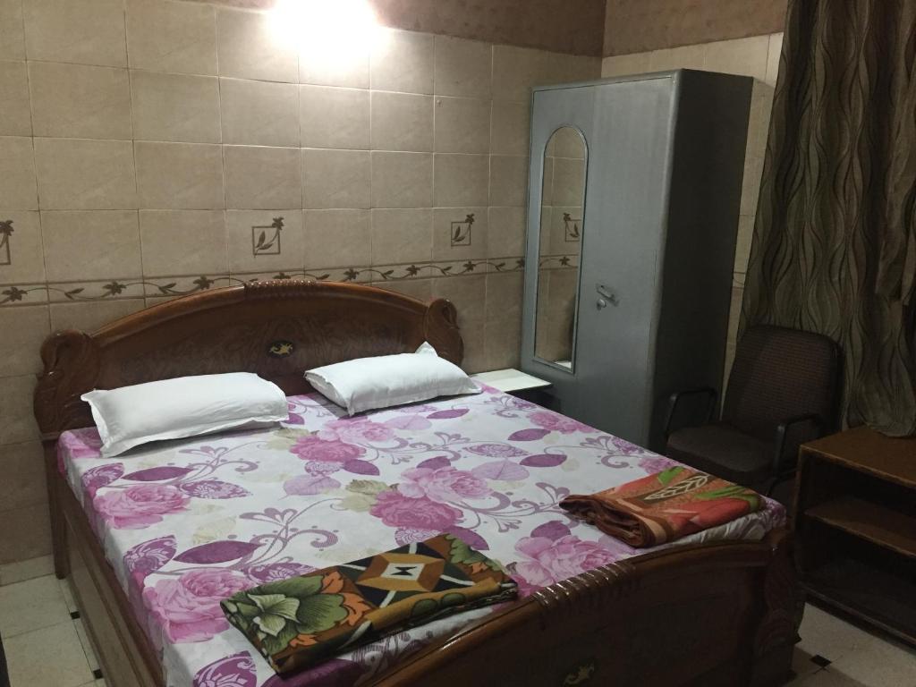 Postel nebo postele na pokoji v ubytování Royal Residency