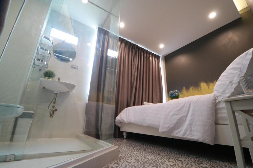 The LOL Elephant Hostel - 6