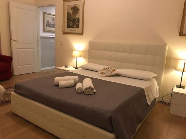 ローマにあるLuxury Apartment in Rattazziのベッドルーム1室(大型ベッド1台、タオル2枚付)