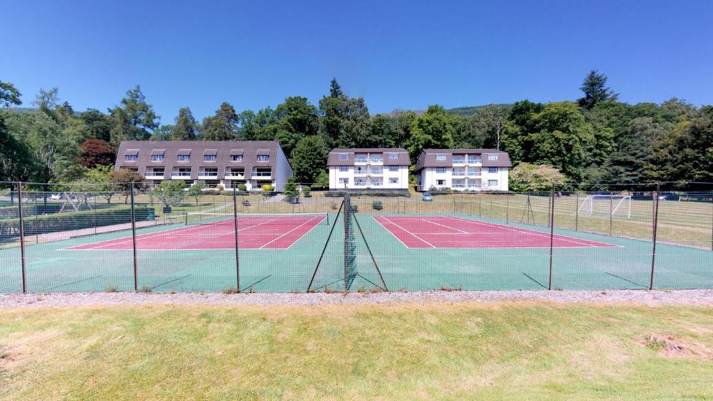 Tenis a/nebo squash v ubytování Macdonald Forest Hills Resort nebo okolí