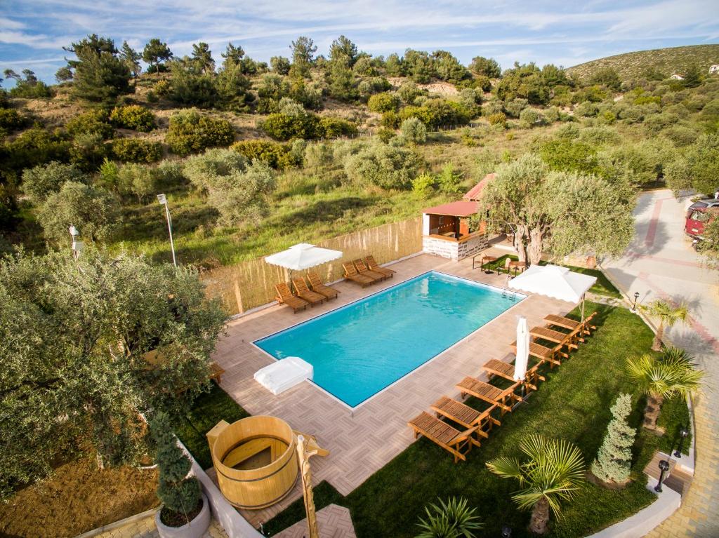 una vista aérea de una piscina en un patio en Mythos Bungalows, en Potos