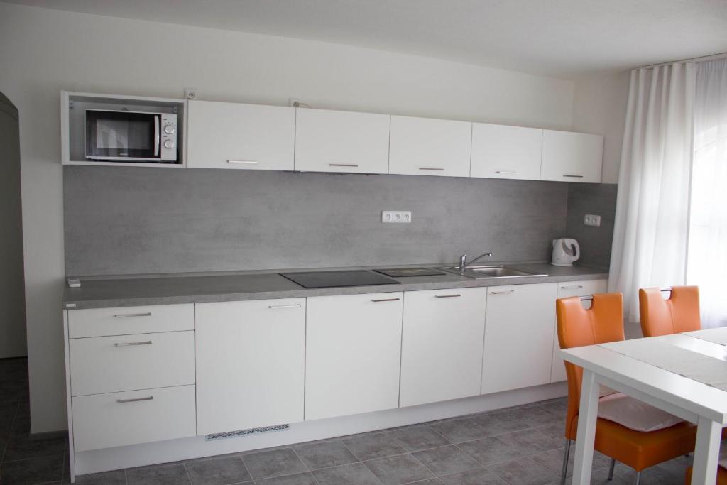 Kuchyň nebo kuchyňský kout v ubytování Penzion Apartmány Adamčík
