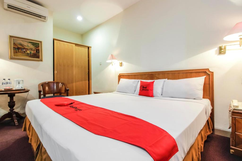 Postel nebo postele na pokoji v ubytování RedDoorz Plus at Pitagiri GBK Senayan