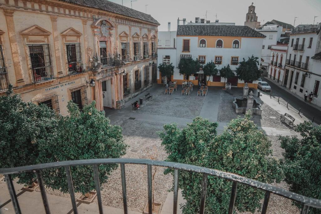 コルドバにあるEl Balcón de la Axerquiaの建物のある街の中庭を望む