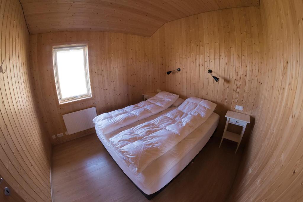 Postel nebo postele na pokoji v ubytování Myllulækur