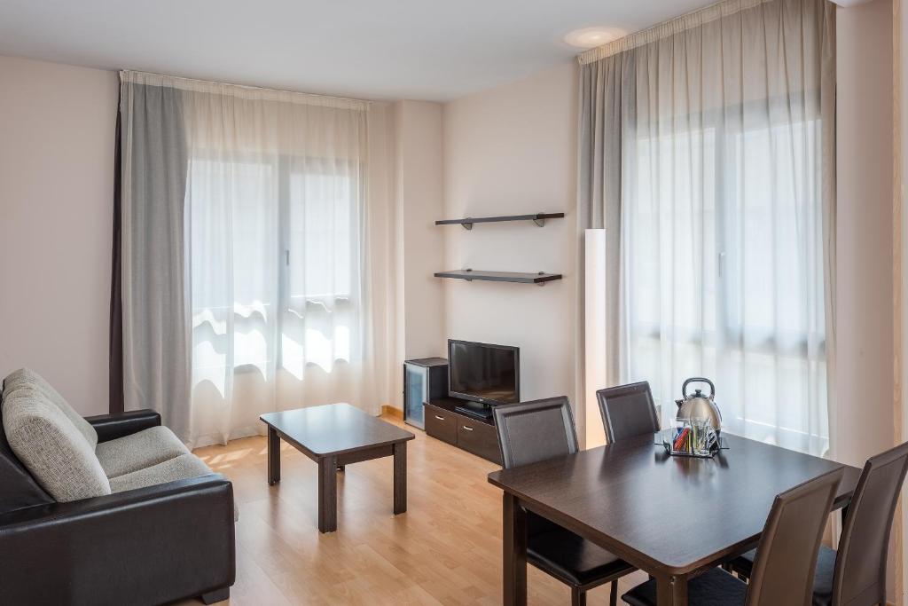 Posezení v ubytování Madrid Airport Suites, Affiliated by Meliá