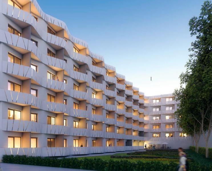 - un bâtiment avec des balcons sur le côté dans l'établissement Munich Apartment, à Munich