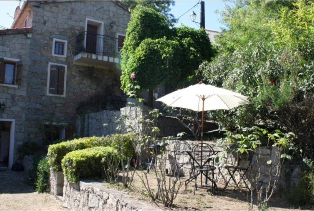 Grosseto-PrugnaにあるA Pivarellaの建物前のテーブルと傘