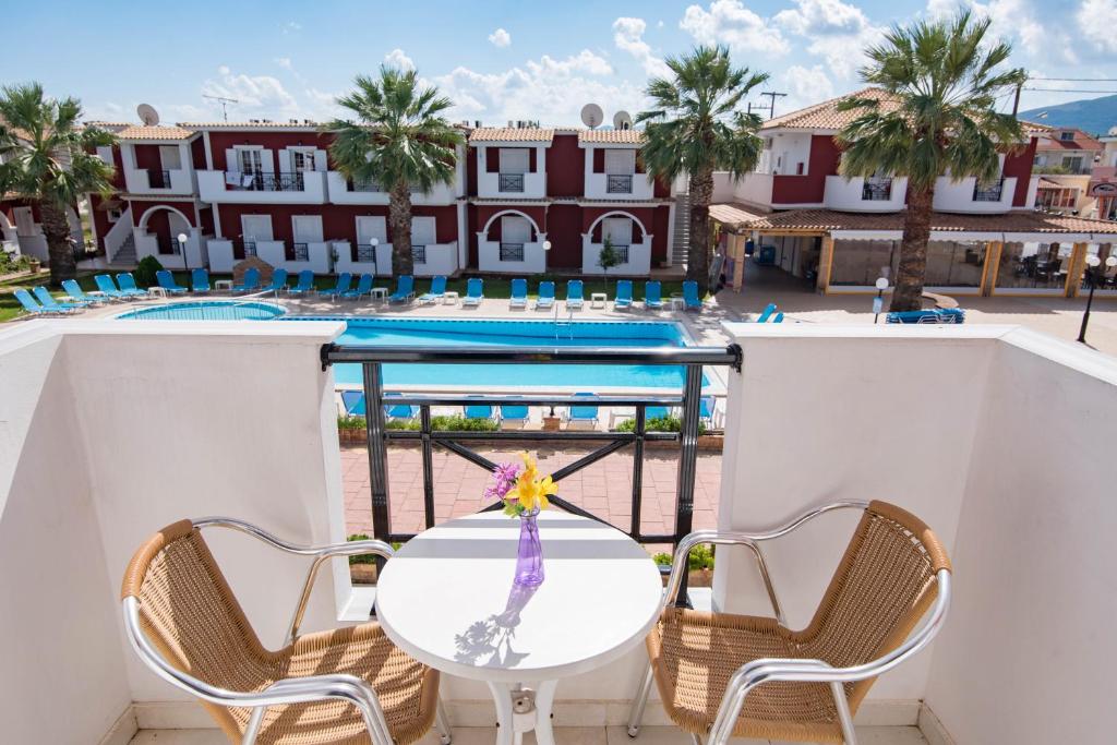 Bazén v ubytování Yakinthos Hotel nebo v jeho okolí