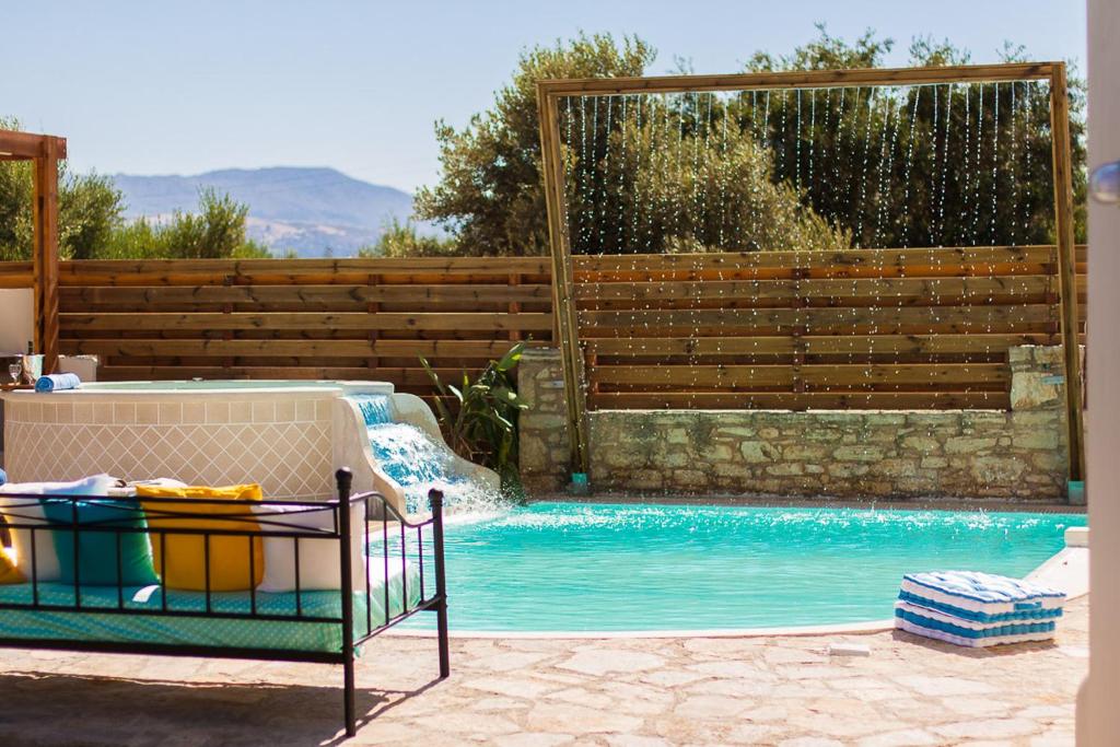 basen z ogrodzeniem i basen w obiekcie Aestas Residence, Refined Summer Retreat with Pool, By ThinkVilla w mieście Prínos