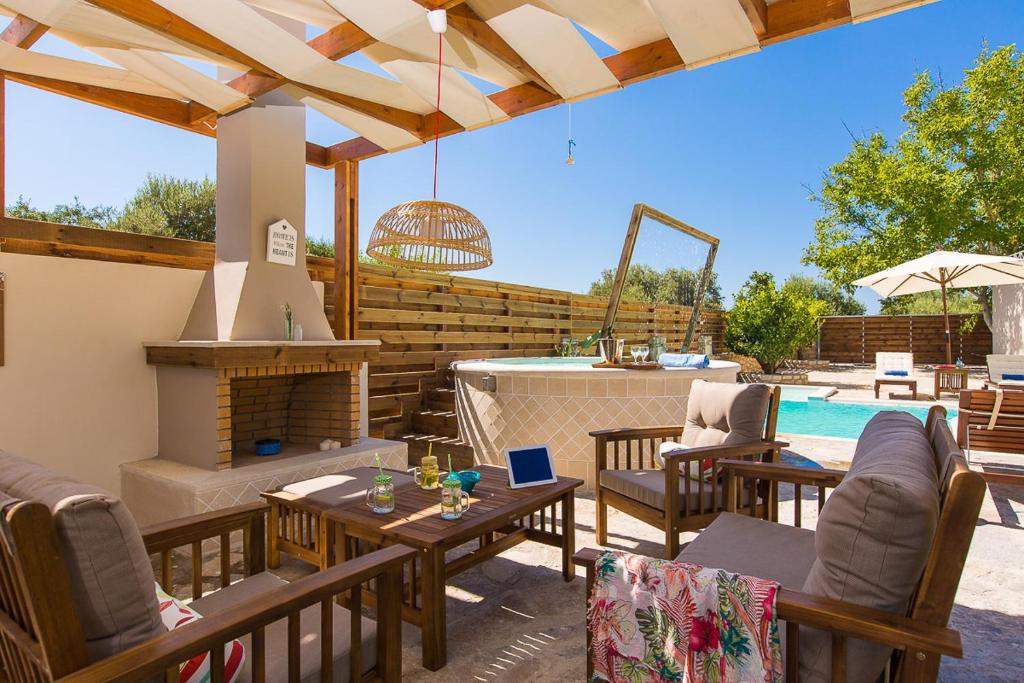 Basen w obiekcie Aestas Residence, Refined Summer Retreat with Pool, By ThinkVilla lub w pobliżu