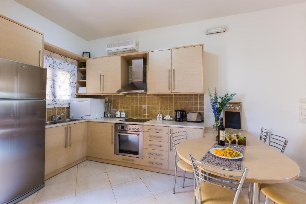 Kuchnia lub aneks kuchenny w obiekcie Aestas Residence, Refined Summer Retreat with Pool, By ThinkVilla