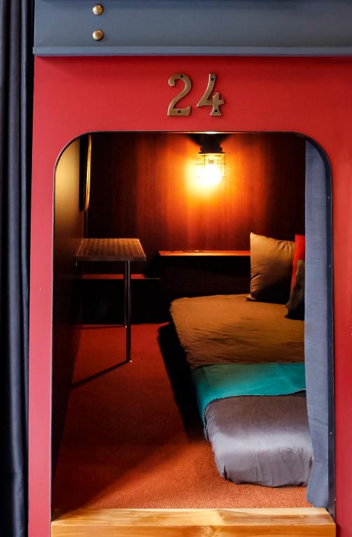 Postel nebo postele na pokoji v ubytování HARE-TABI SAUNA & INN Yokohama - ハレタビ -