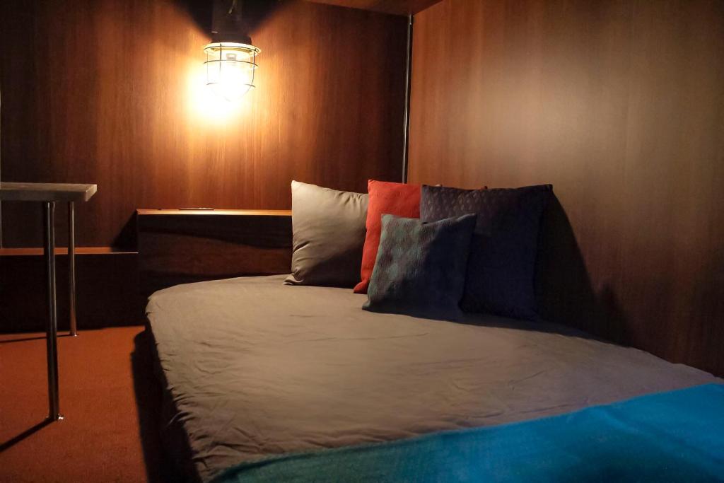 Postel nebo postele na pokoji v ubytování HARE-TABI SAUNA & INN Yokohama - ハレタビ -