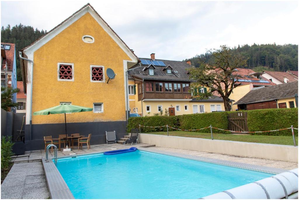 una piscina frente a una casa en Gasthof zur Sonne, en Übelbach