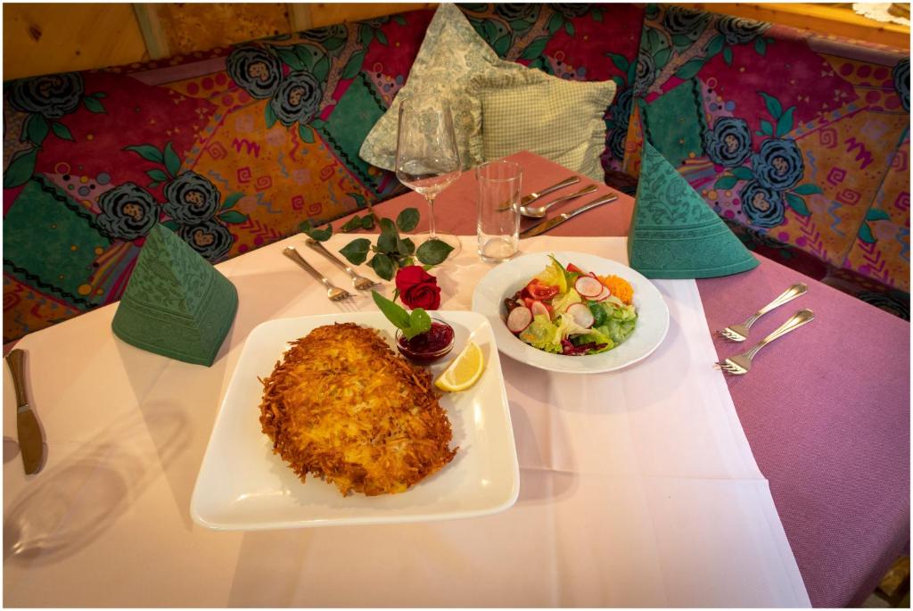 Comida en o cerca de este hotel